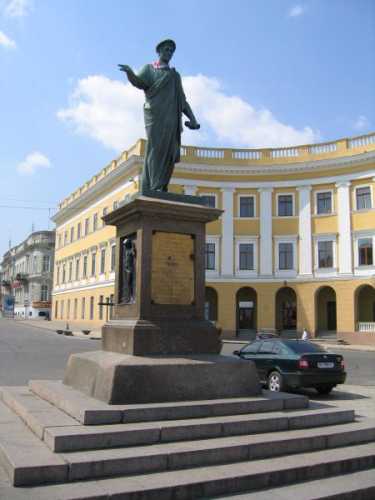 pomnik duzy